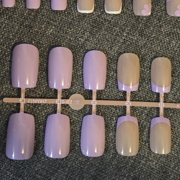 🍒🍒 Lavender Floral Nail Set - Picture 6 of 6